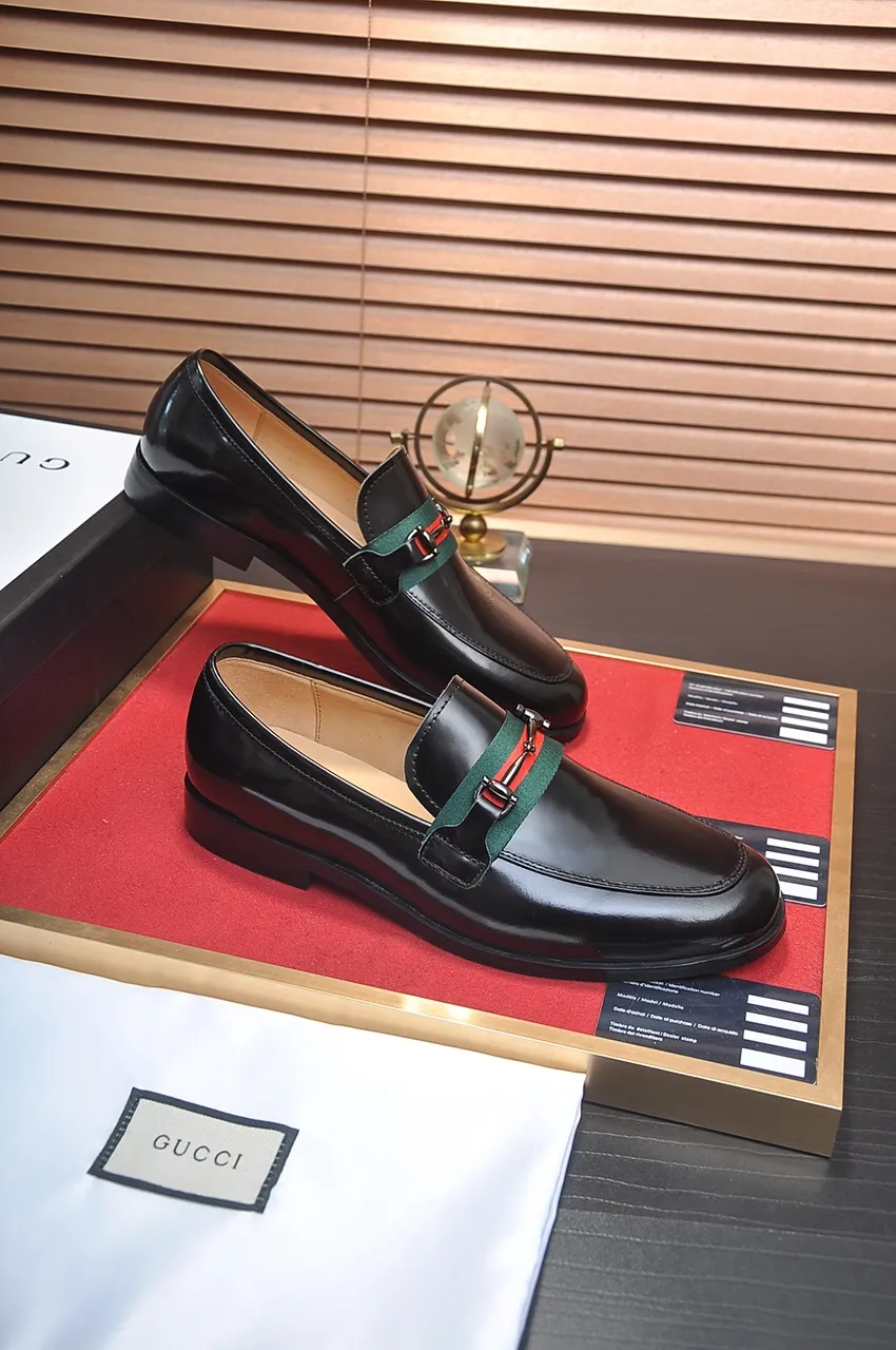 Factory price 540💶Italian top luxury men's shoe giant (GUCCI) (Gucci) (full cowhide lining) new arrival🍃Original European style🔰 Pleasant to the eye😍In order to make the shoes more durable and non-deformable🌀The production continues to follow traditional methods but there is still no lack of innovation💪The original sheepskin is chosen for the leather♻️Smooth, natural and exceptionally bright⭐Made of imported cowhide The rich man’s first choice 38-45 (45 customized)